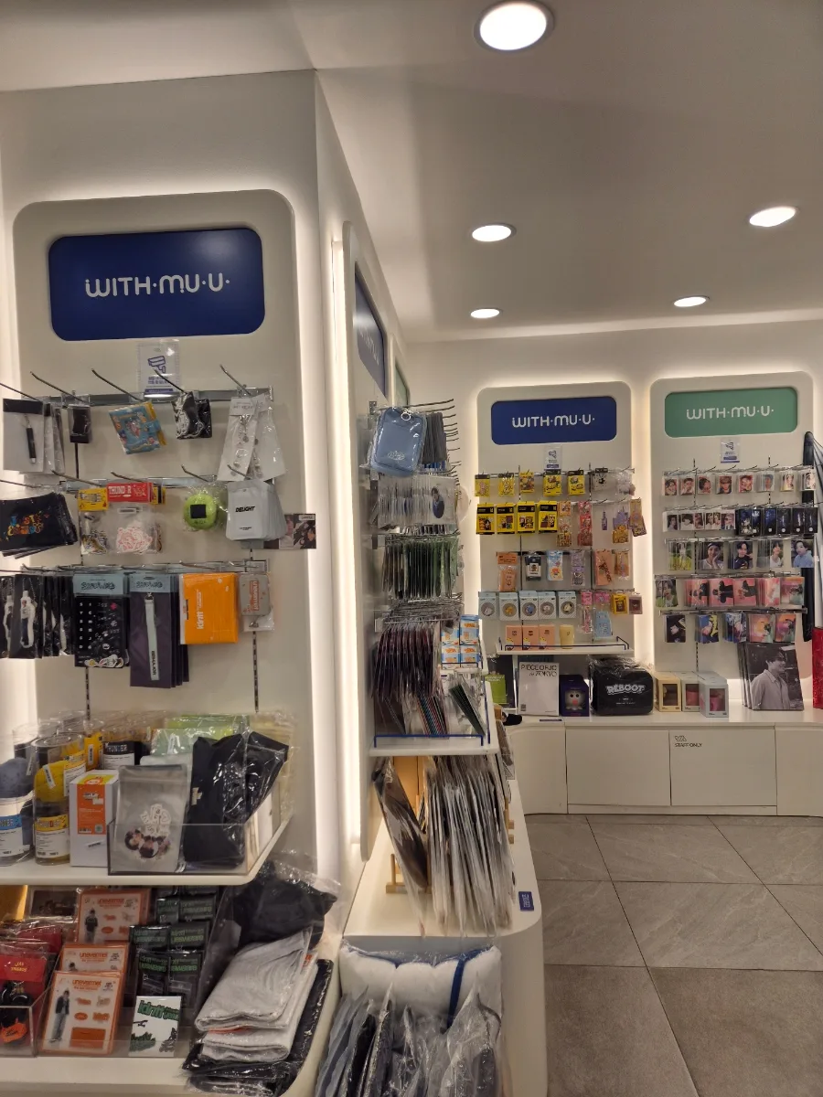 白い壁に並ぶグッズ棚