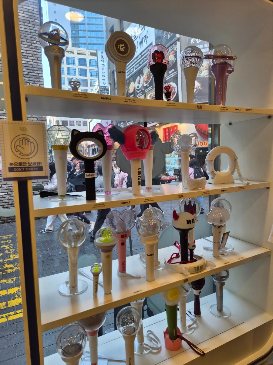 WITHMUU 明洞店 — 多彩なペンライトの展示棚