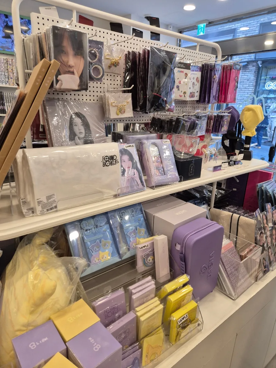 WITHMUU 明洞店 — 紫と黄色のグッズ売り場