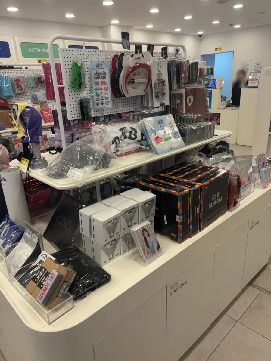 グッズが並ぶ中央什器