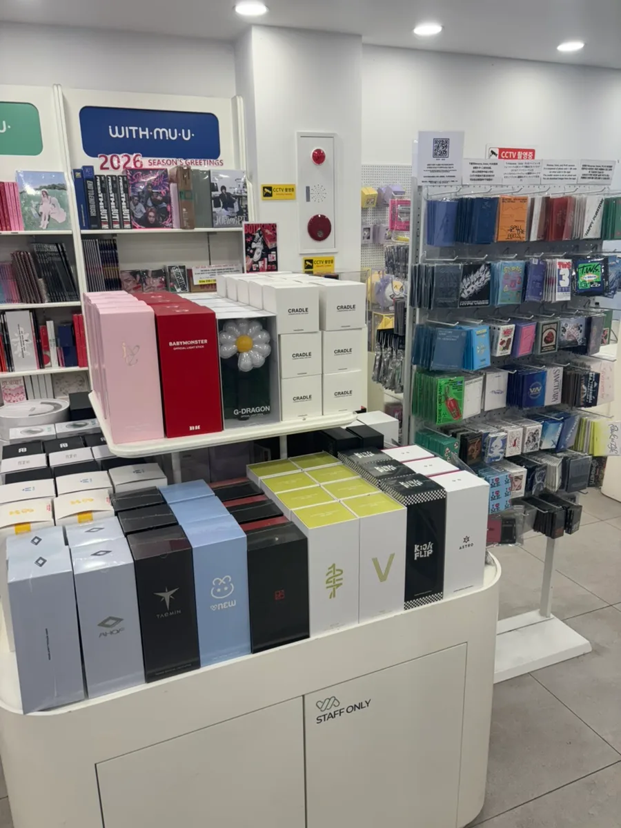 WITHMUU 明洞店 — ペンライト箱が並ぶ売り場