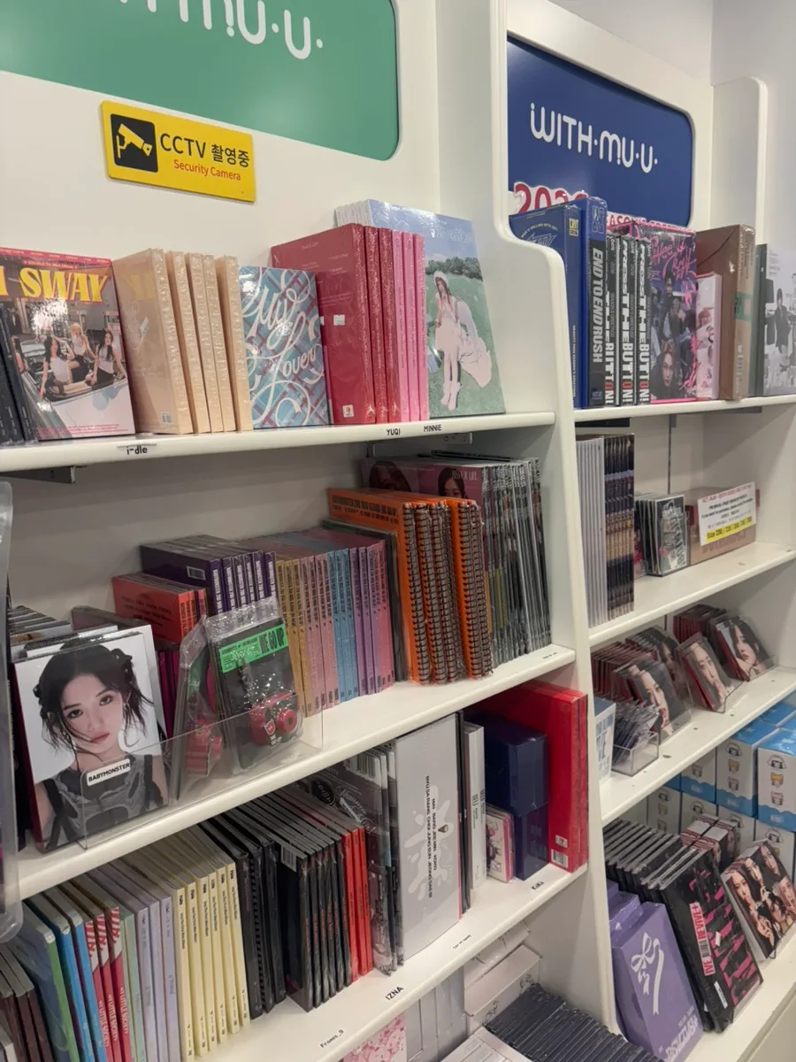 WITHMUU 明洞店 — アルバムが並ぶ白い棚