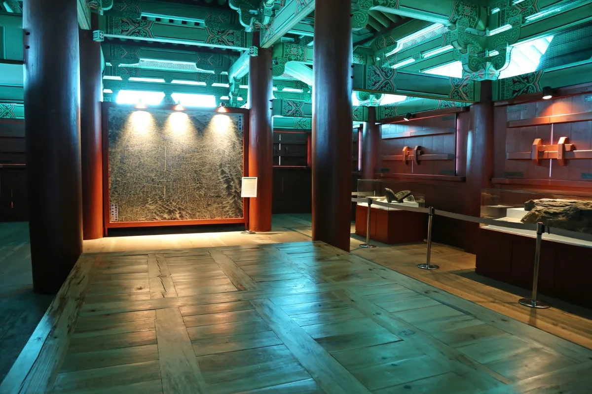 柱に囲まれた門楼の展示室