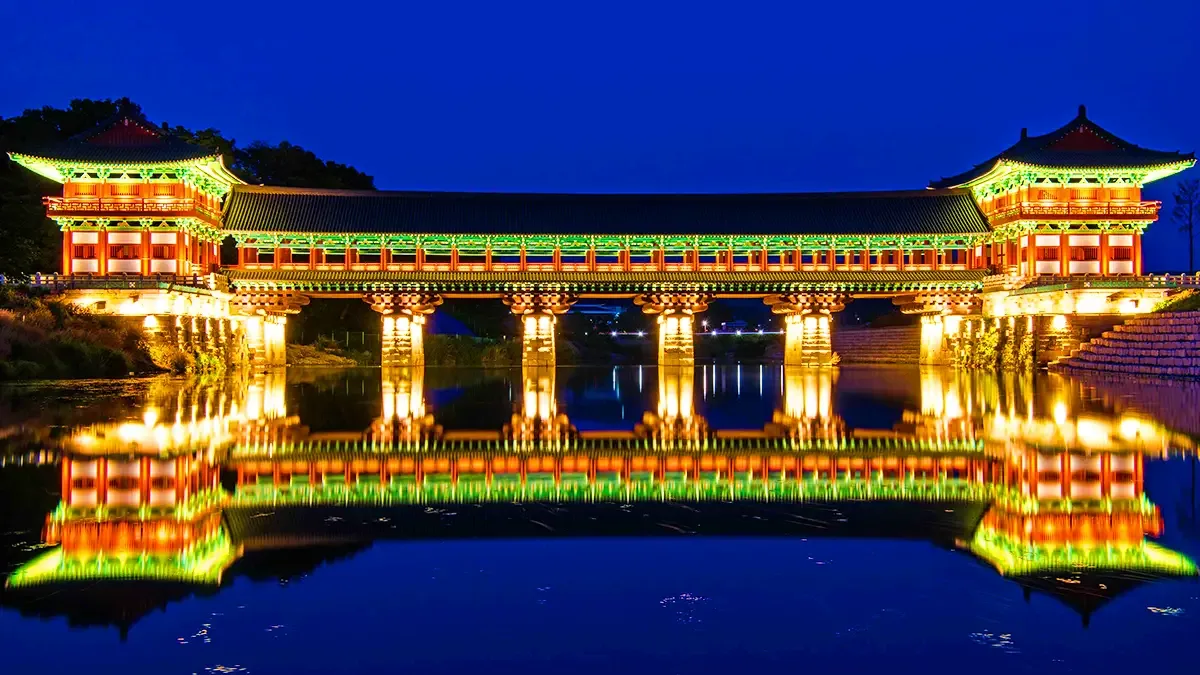 水面に映る夜の月精橋
