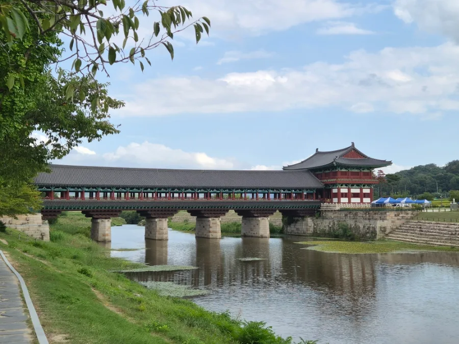月精橋 — 川に架かる月精橋の全景