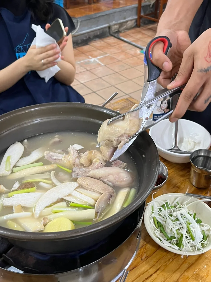 はさみで切り分ける鶏肉