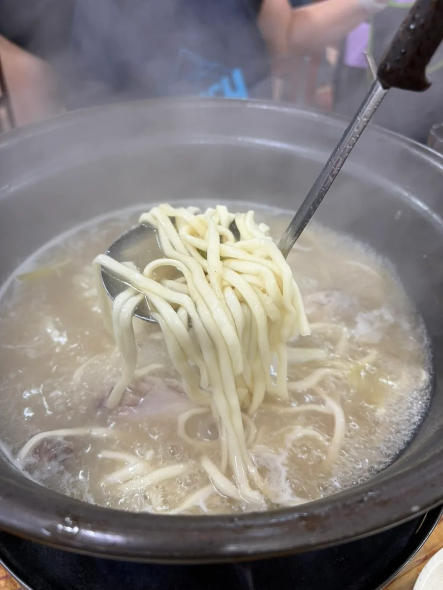 鍋のスープで煮た麺