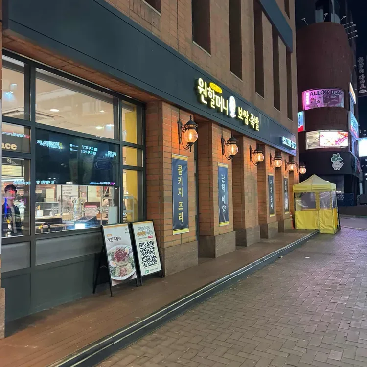 灯りが並ぶレンガ造りの店舗