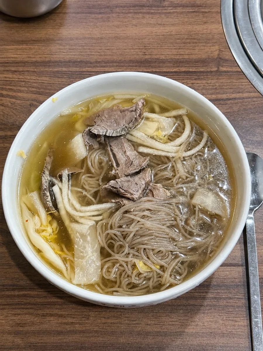 又来屋 — 牛肉と白菜入りの冷たい麺