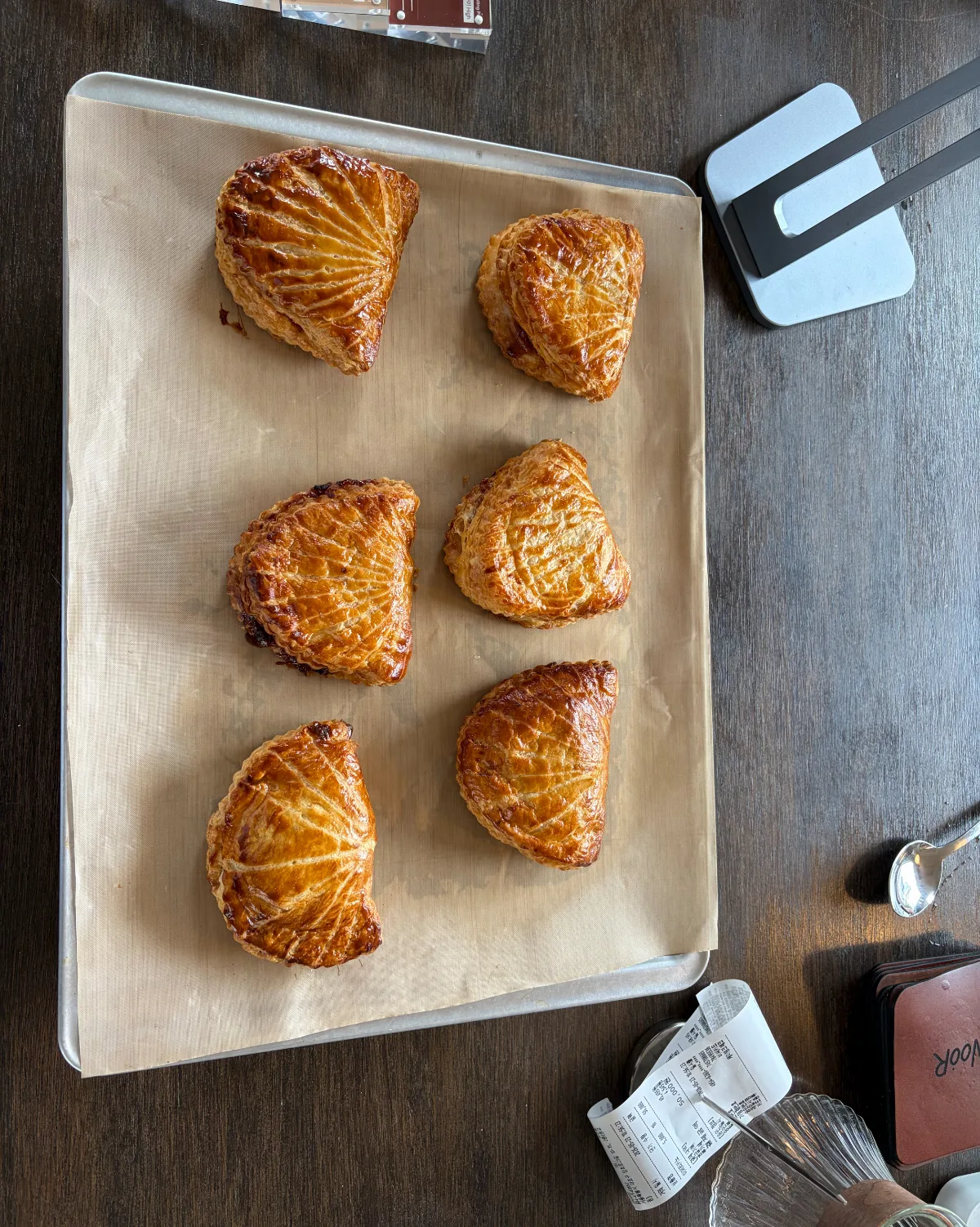 トレーに並んだ焼き上がりのアップルパイ