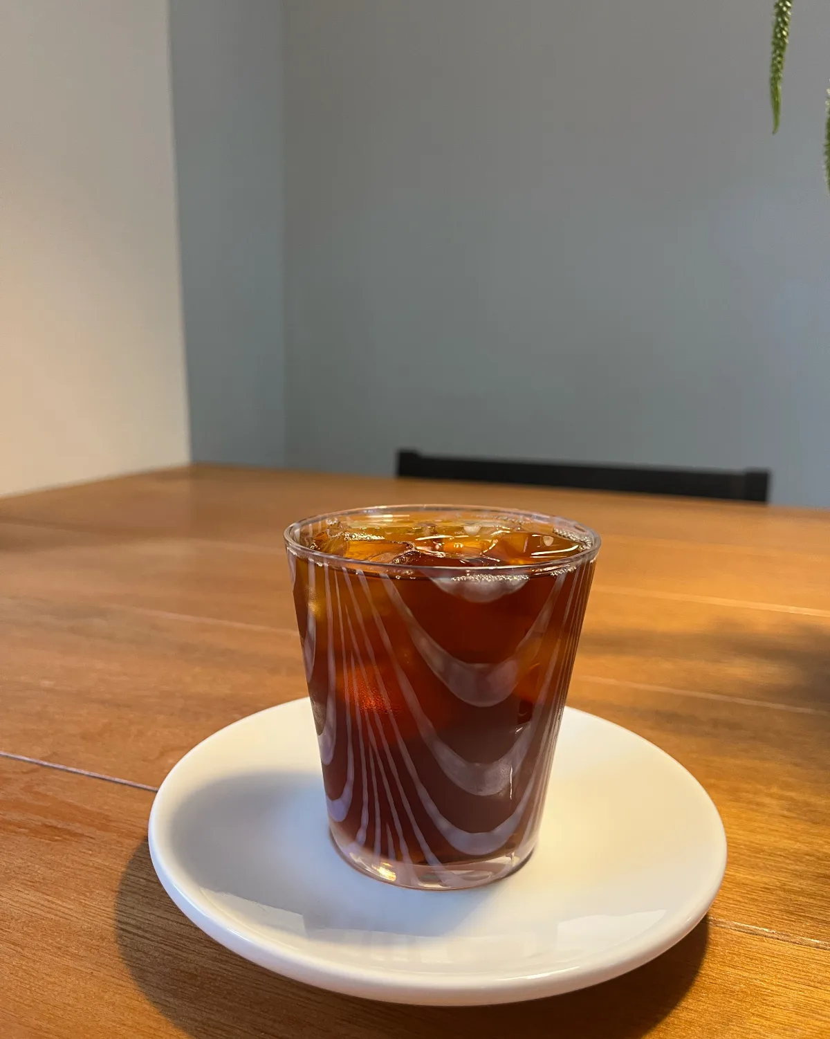 グラスに注いだアイスのドリップコーヒー