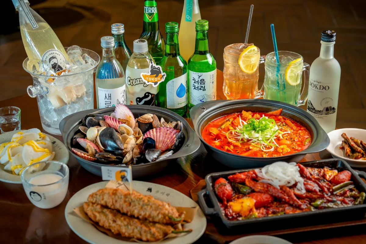 雨耳楽 望遠本店 — 鍋料理と韓国酒が並ぶ食卓