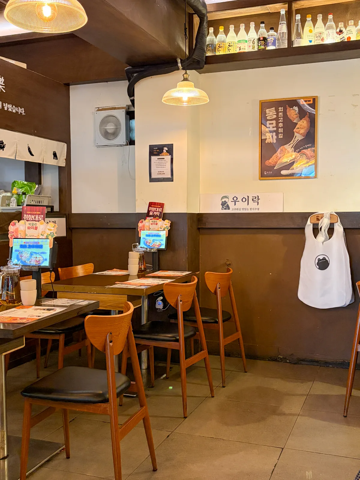 酒瓶を飾った木調の客席