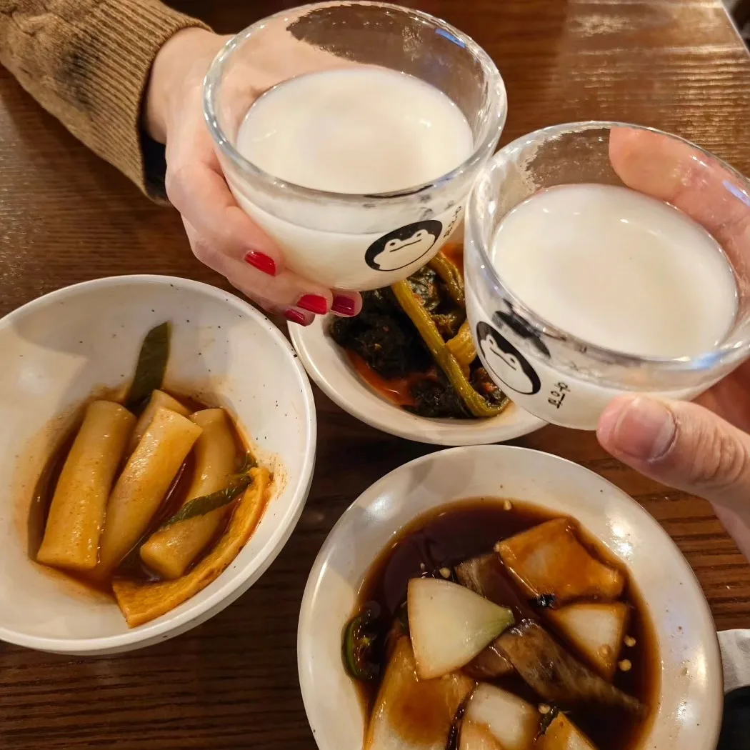 雨耳楽 望遠本店 — 濁り酒を注いだ二つの杯