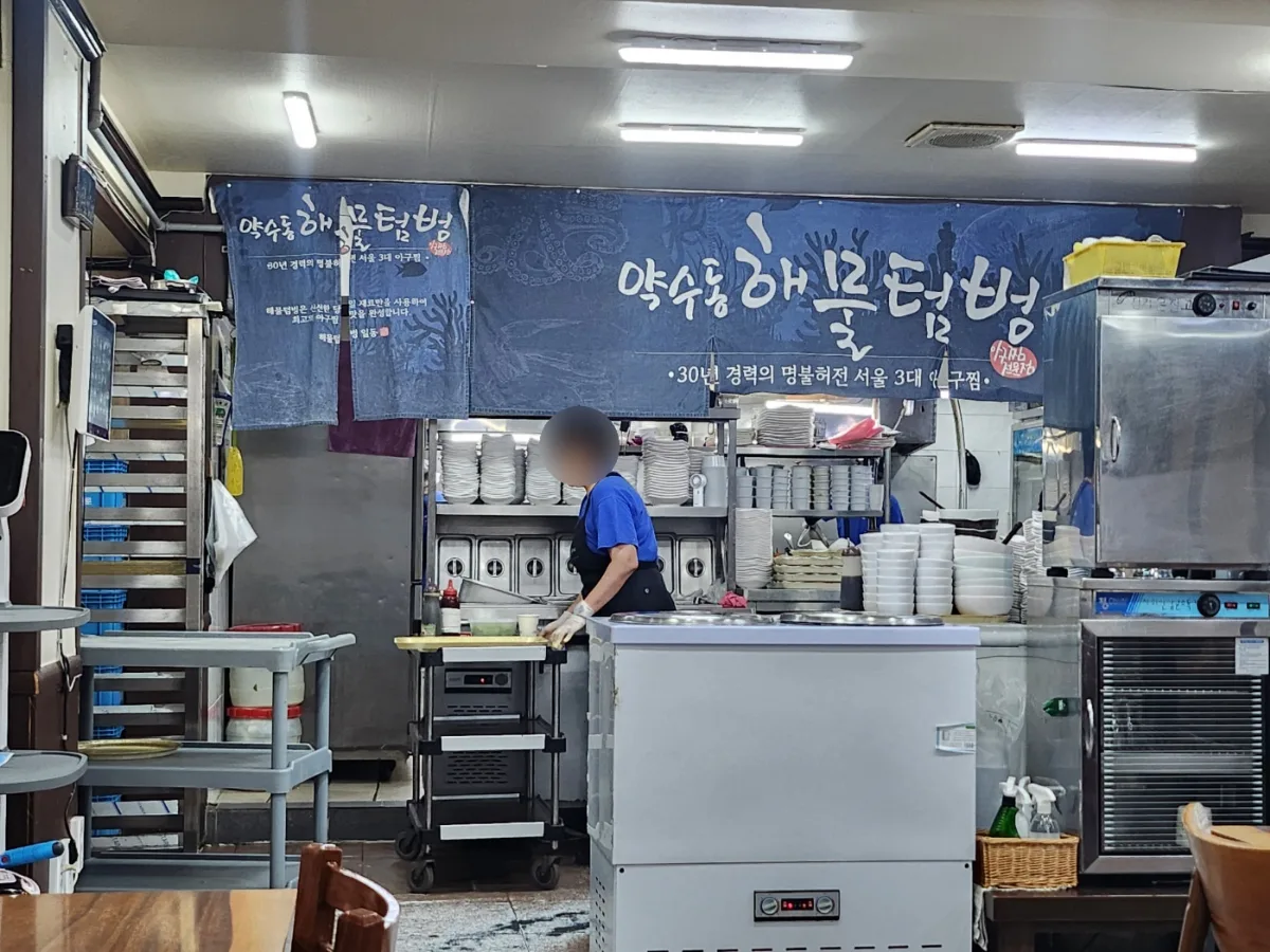 店名のれんが掛かる厨房
