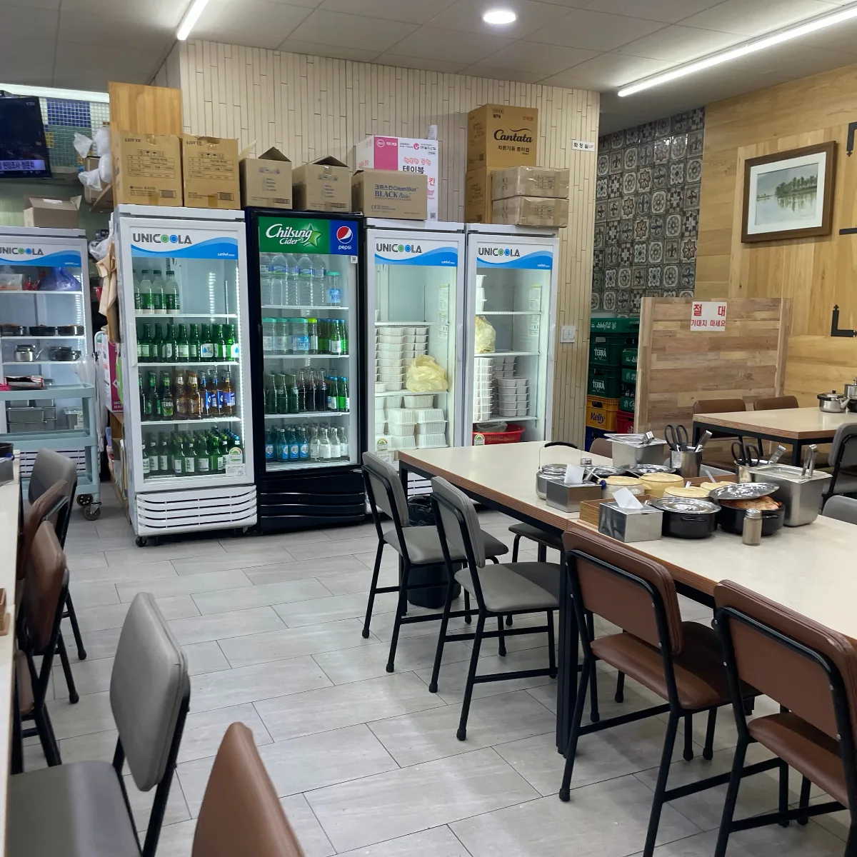 冷蔵庫と卓上調味料の店内