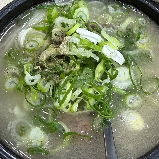 永東ソルロンタン — ネギをのせた牛肉スープ
