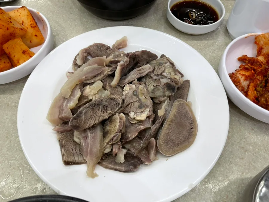 永東ソルロンタン — 白皿のゆで牛肉と二種のキムチ