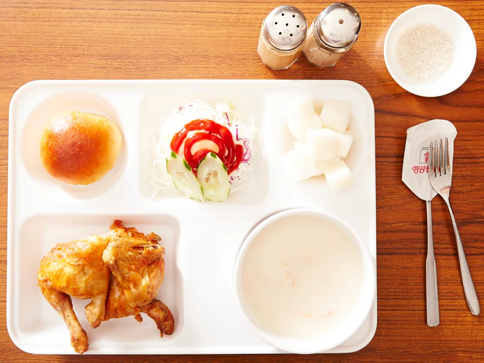 栄養センター 本店 — 鶏肉とパンとサラダの定食盆