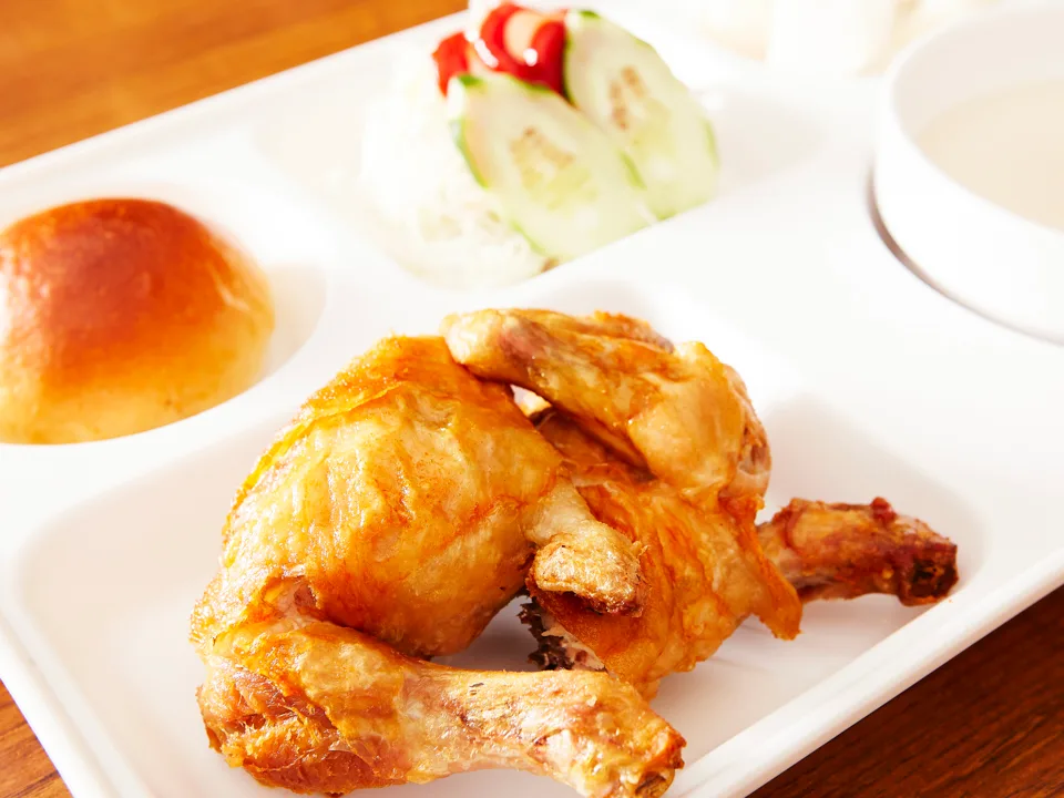 栄養センター 本店 — 定食盆のローストチキン