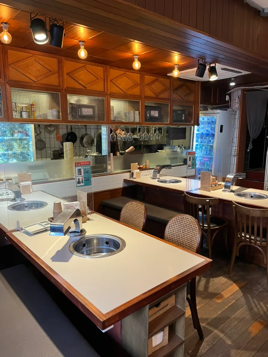 焼き網を囲む店内の座席