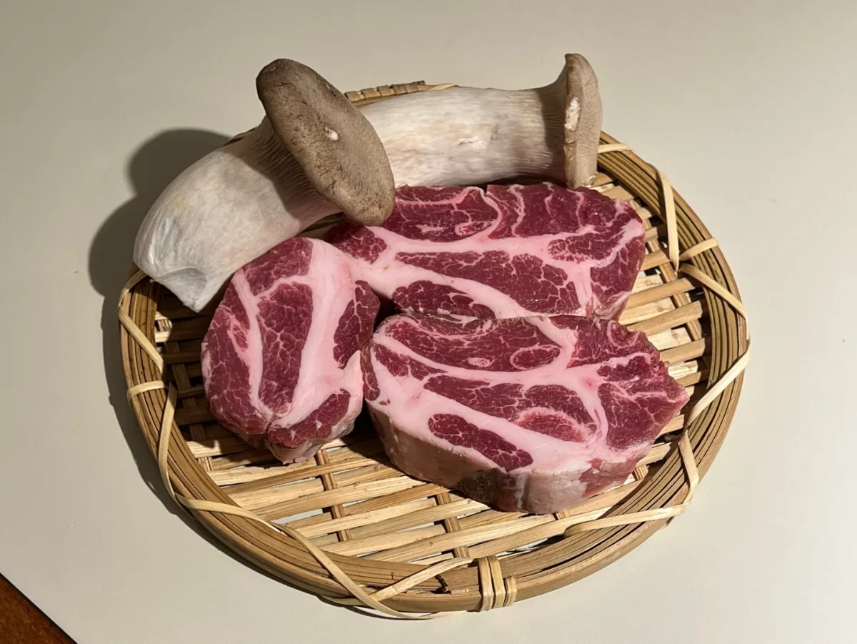 ヨンナム・ジェビ — 竹ざるに盛られた豚肉ときのこ