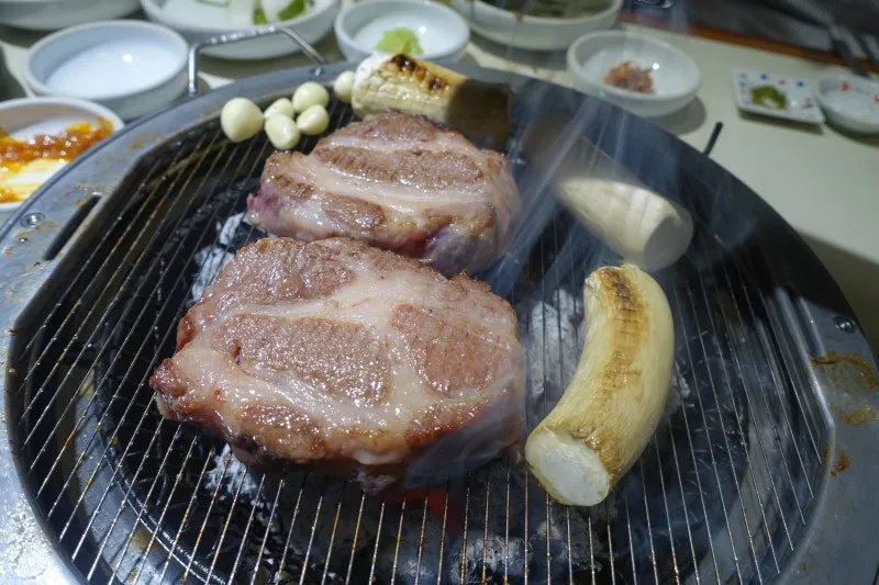 厚切りの豚肉と焼ききのこ