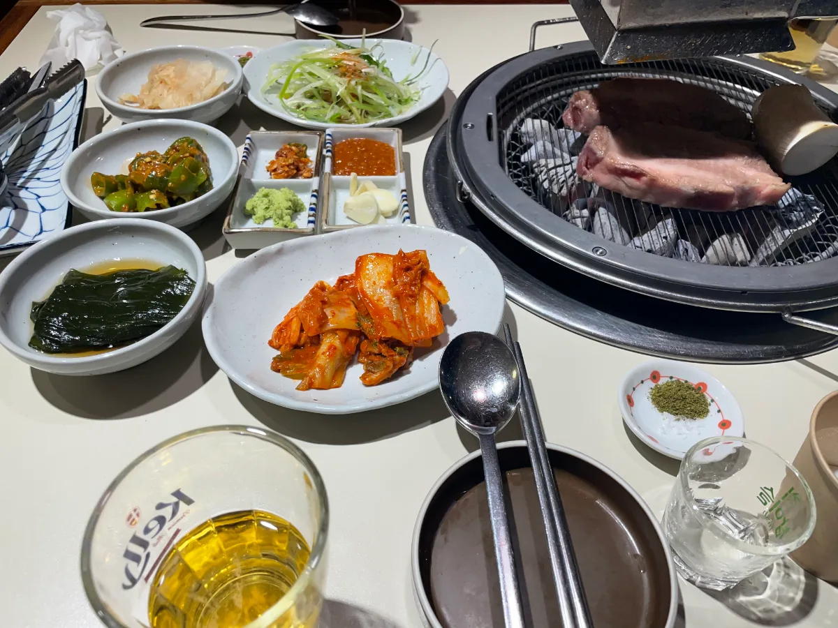 ヨンナム・ジェビ — 焼き網を囲む肉と小皿料理