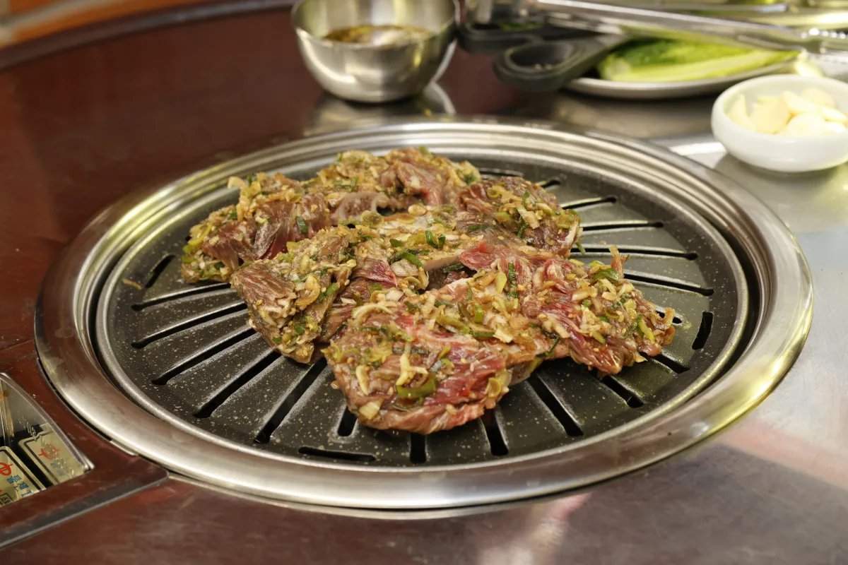 延南ソ食堂 千戸店 — たれをまとった牛肉の焼き網