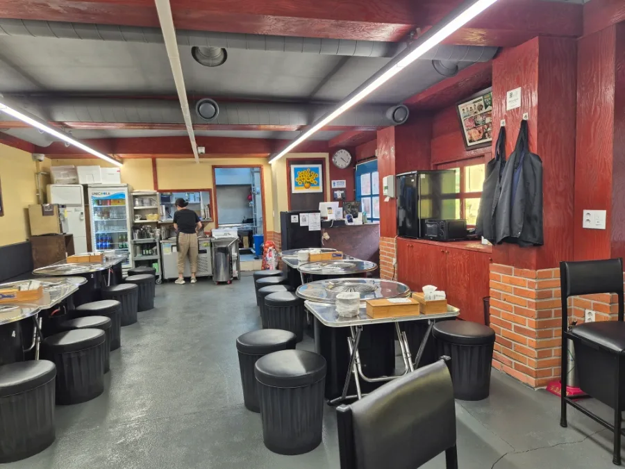 丸テーブルが並ぶ赤壁の店内