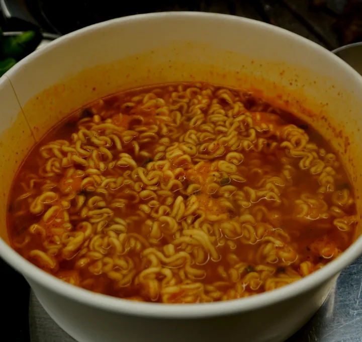紙鍋で煮込む赤いラーメン