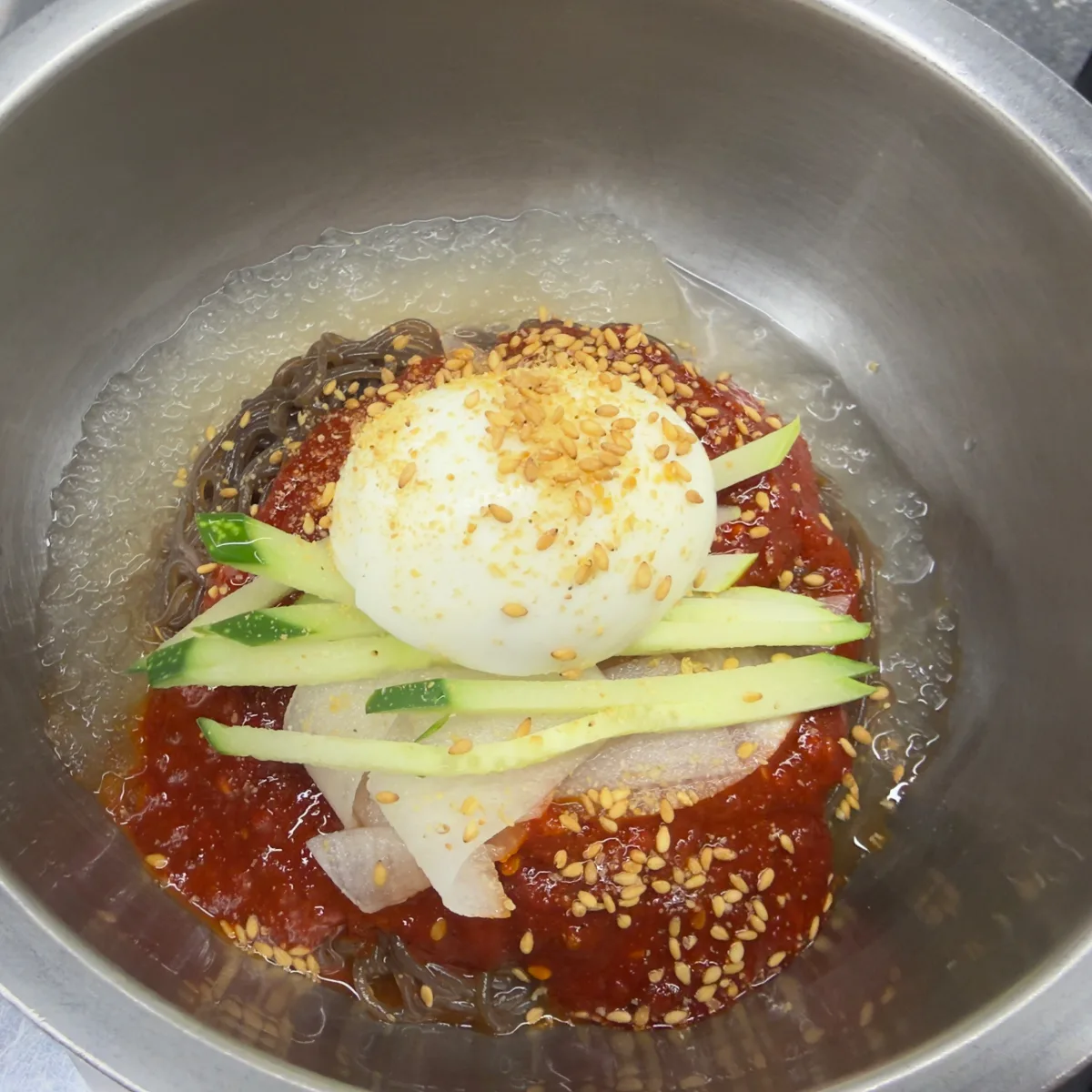 延南ソ食堂 千戸店 — 卵ときゅうりを添えた冷麺