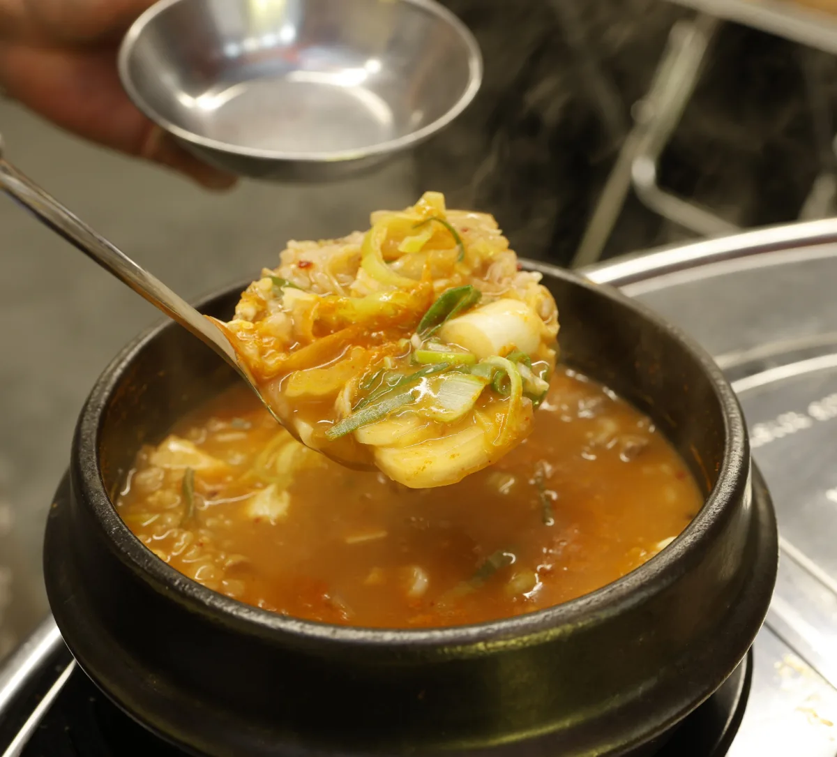 延南ソ食堂 千戸店 — 土鍋からすくう味噌スープ飯