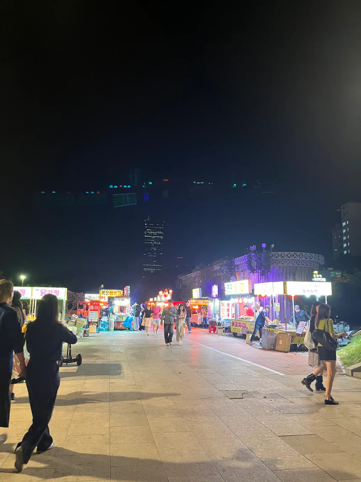夜の屋台が並ぶ遊歩道