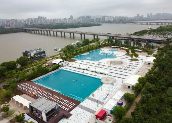 汝矣島漢江公園 — 漢江沿いの屋外プール全景