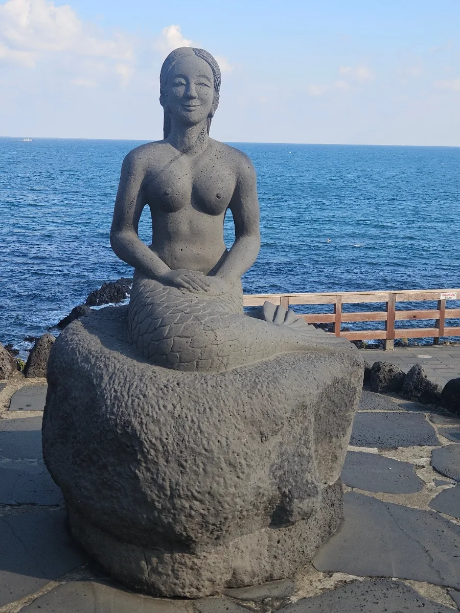 海を背にした海女人魚像
