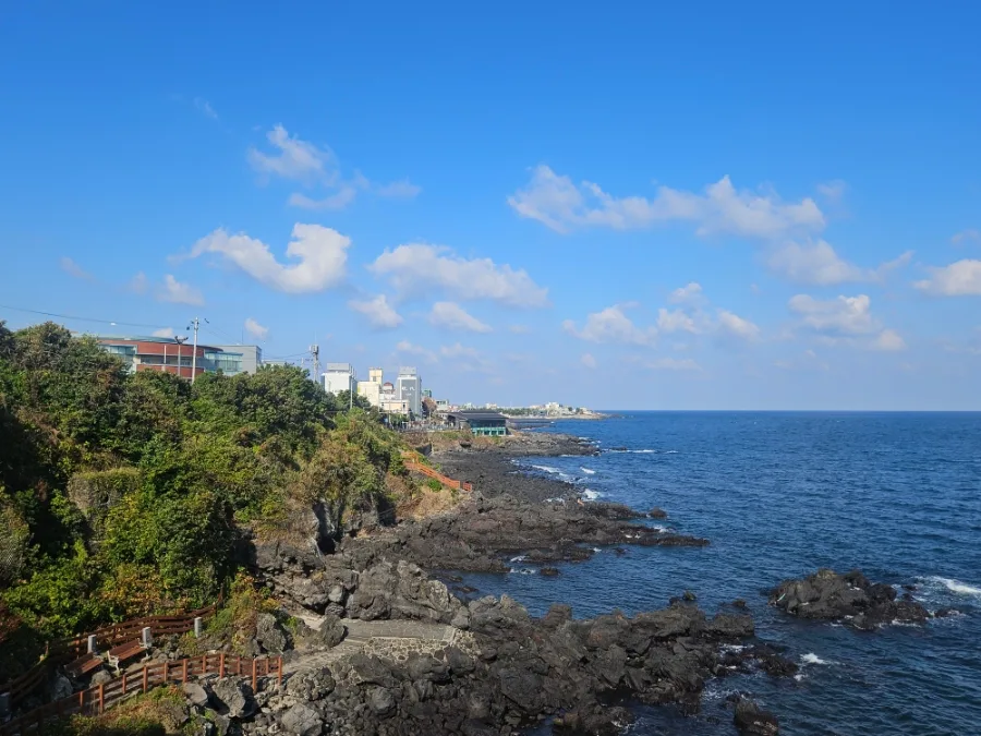 溶岩海岸に続く遊歩道