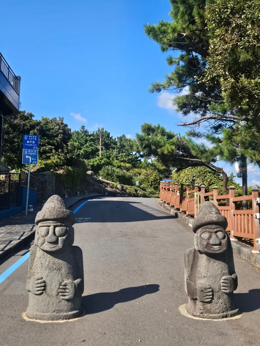 遊歩道に並ぶ石像二体