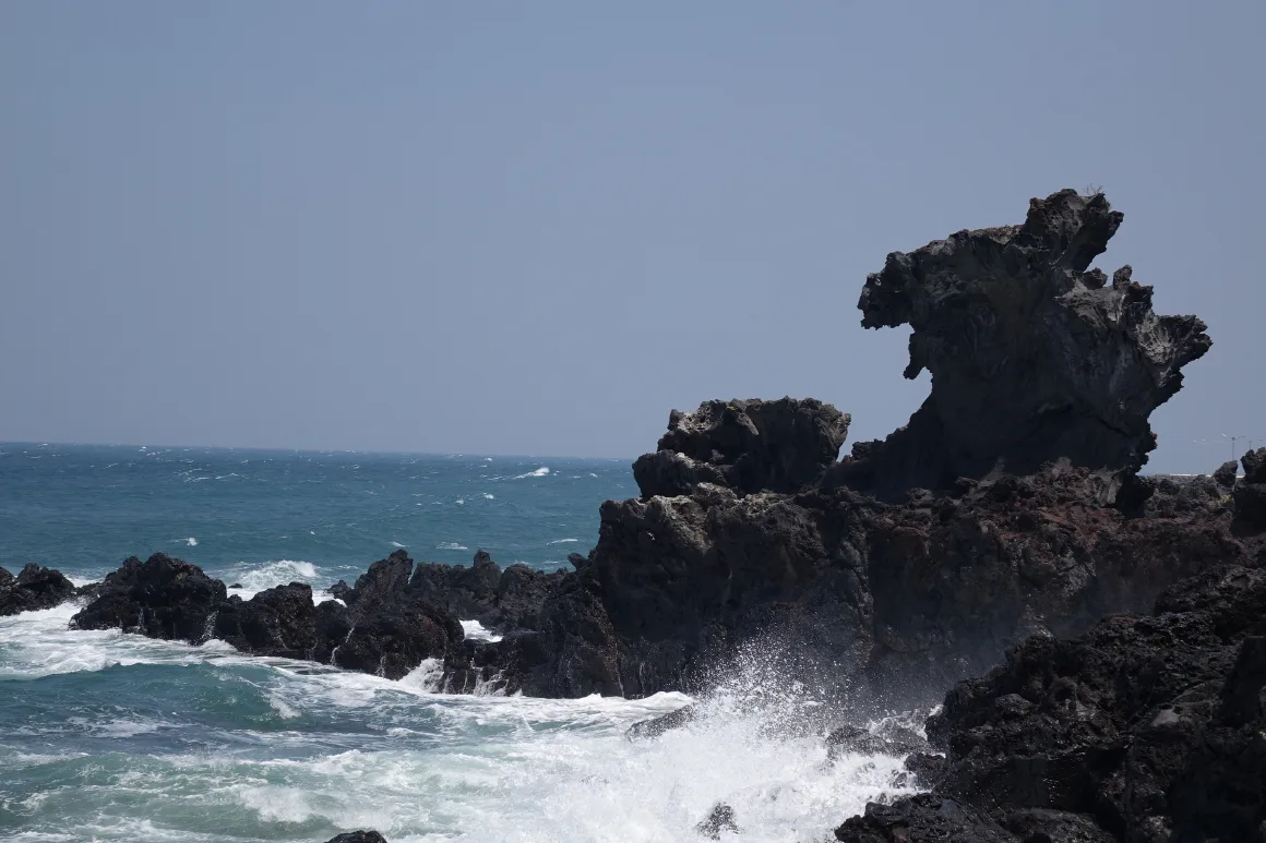 龍頭岩 — 波しぶきを浴びる龍頭岩