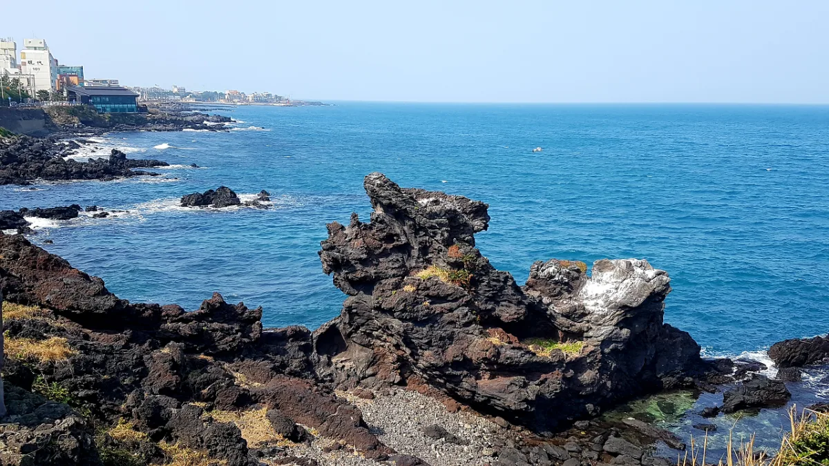龍頭岩 — 青い海に立つ龍頭巌