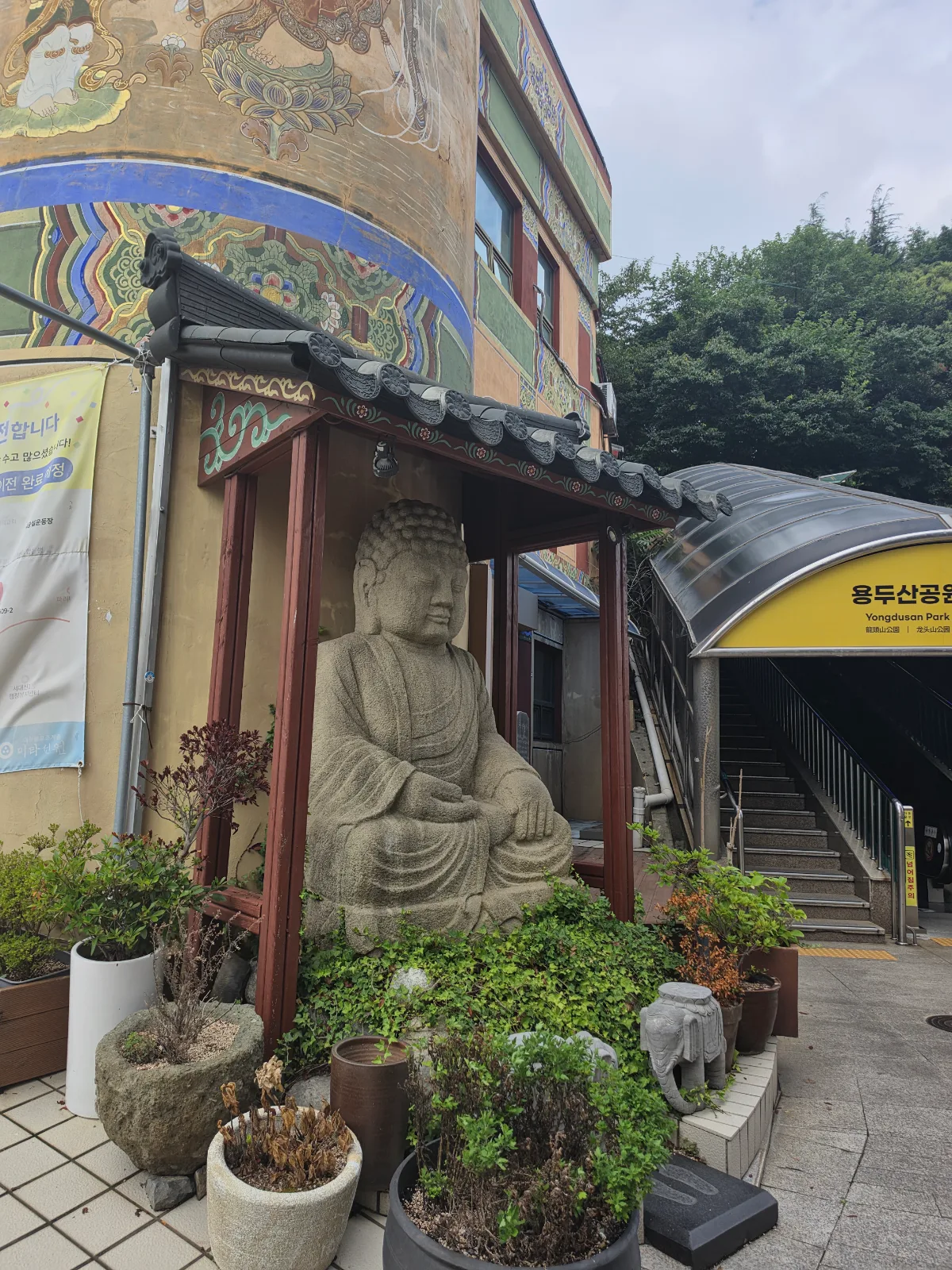 石仏と龍頭山公園の階段口