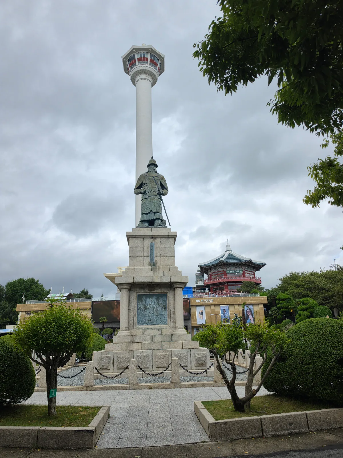 龍頭山公園 — 忠武公像越しの釜山タワー