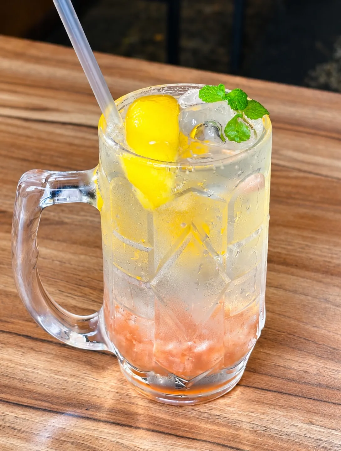 ヨンサンオデン — 桃とミントを添えた炭酸ドリンク
