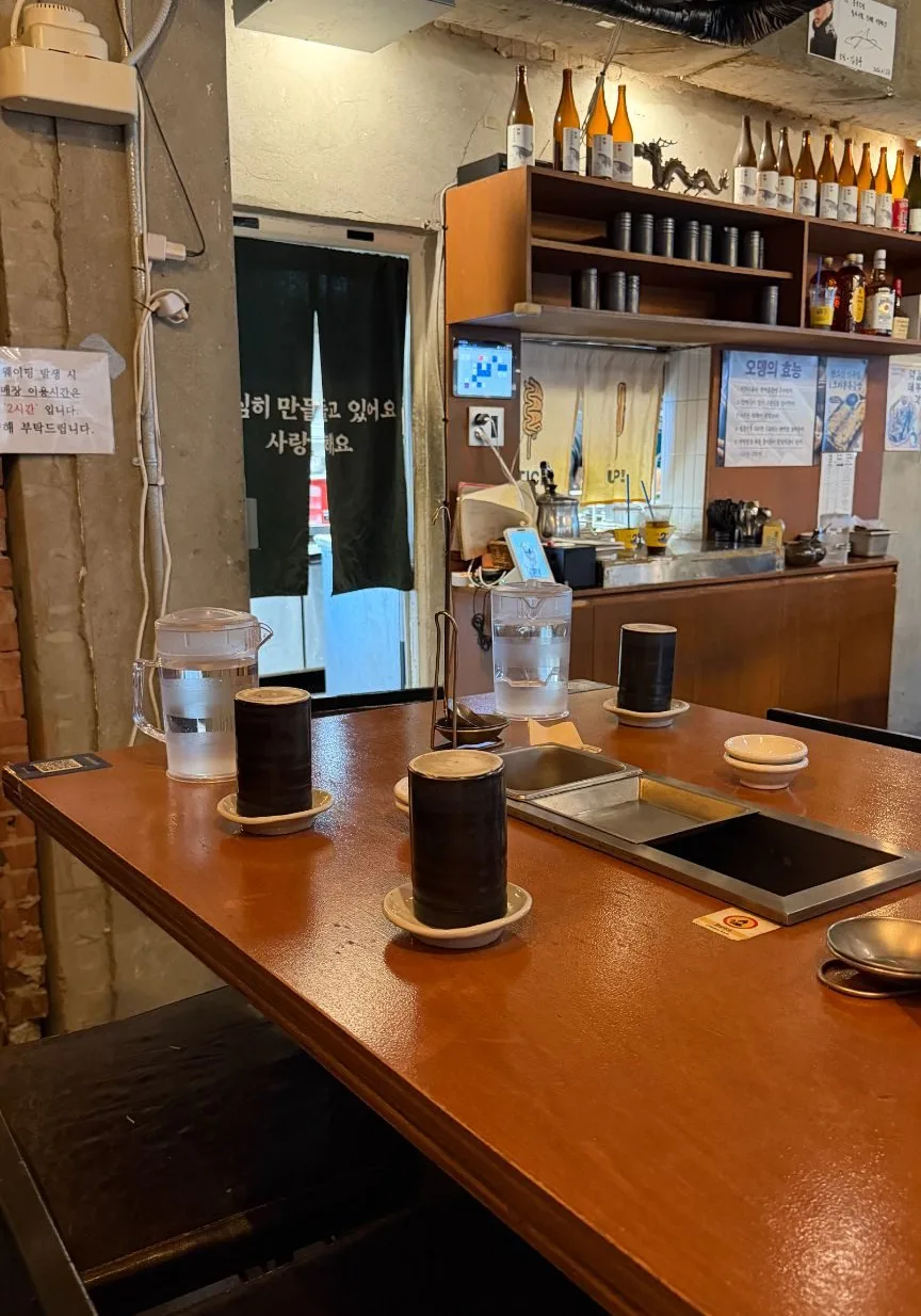 酒瓶が並ぶカウンター席
