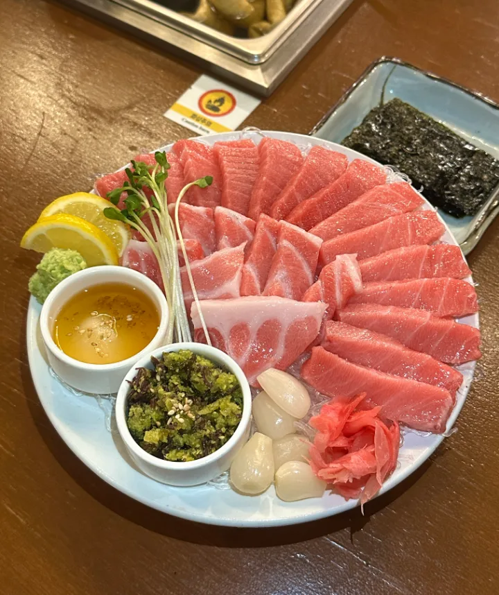 厚切りのマグロ刺身盛り