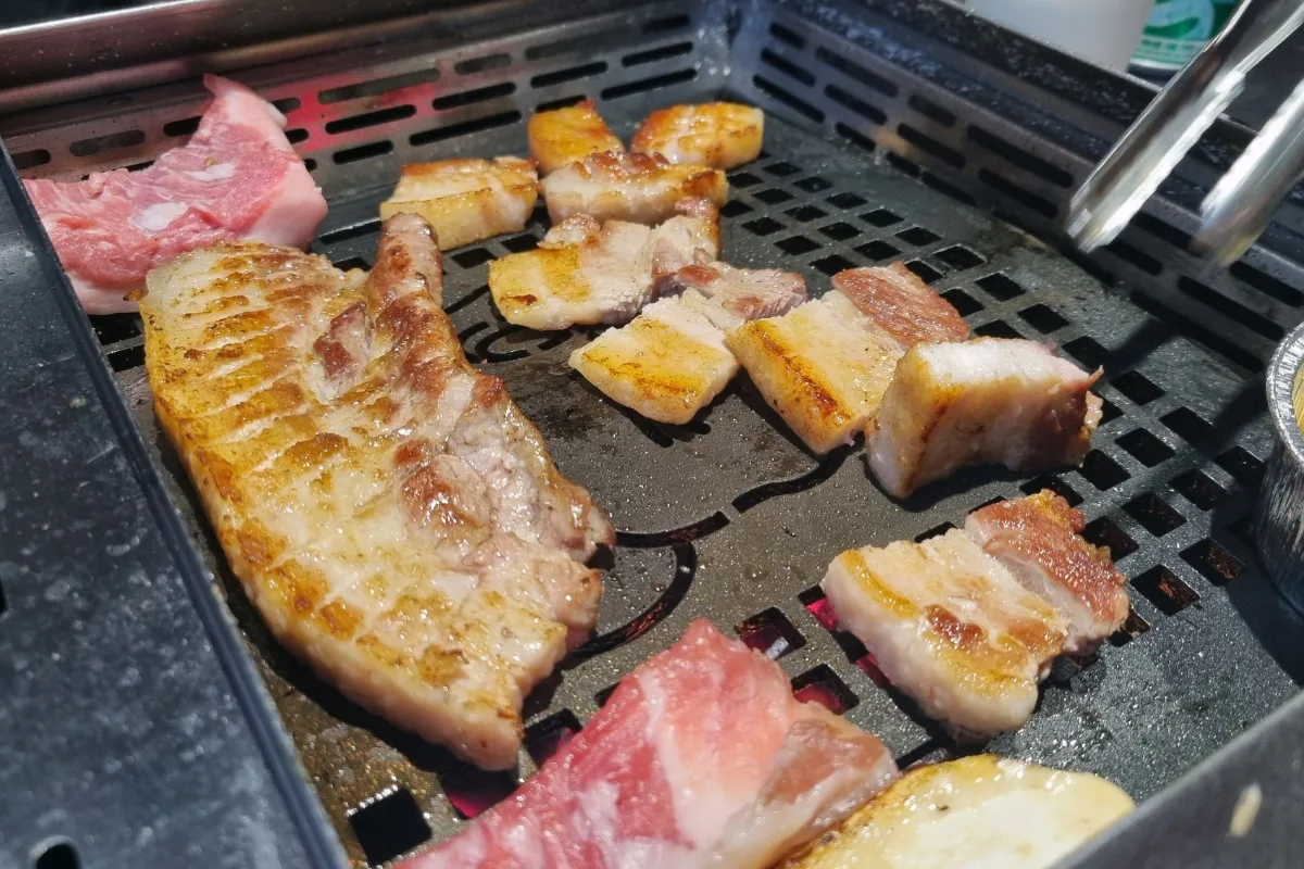 ホンデユクジ — 焼き網で焼く厚切りの豚肉