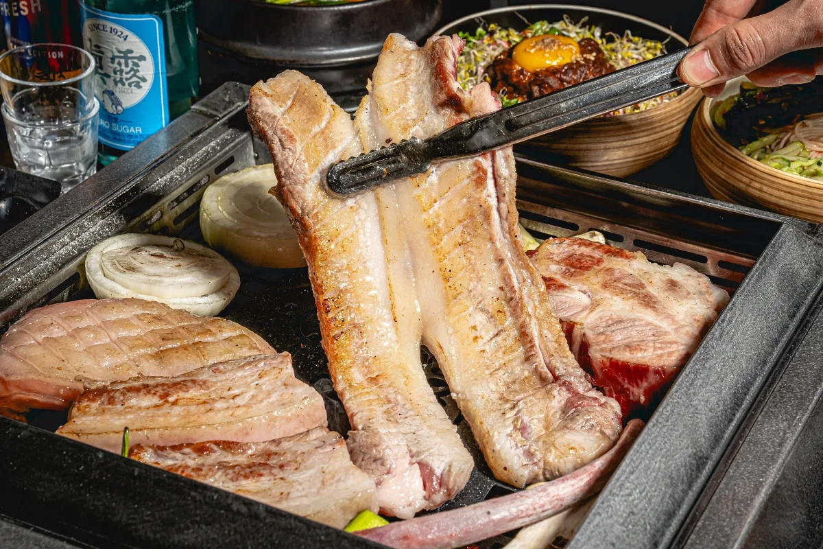 トングで持ち上げた骨付き肉