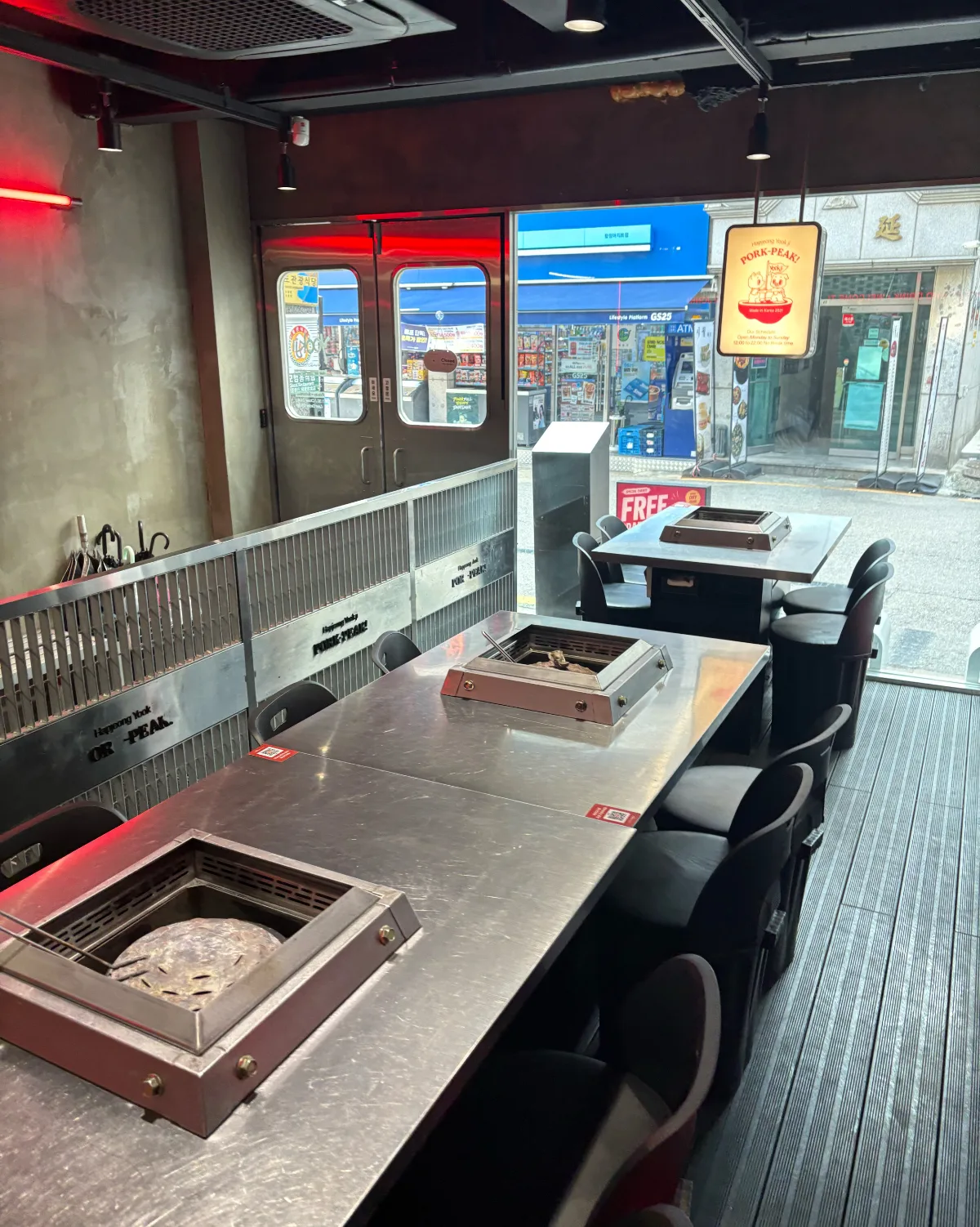 ホンデユクジ — 焼き台を囲む金属のテーブル
