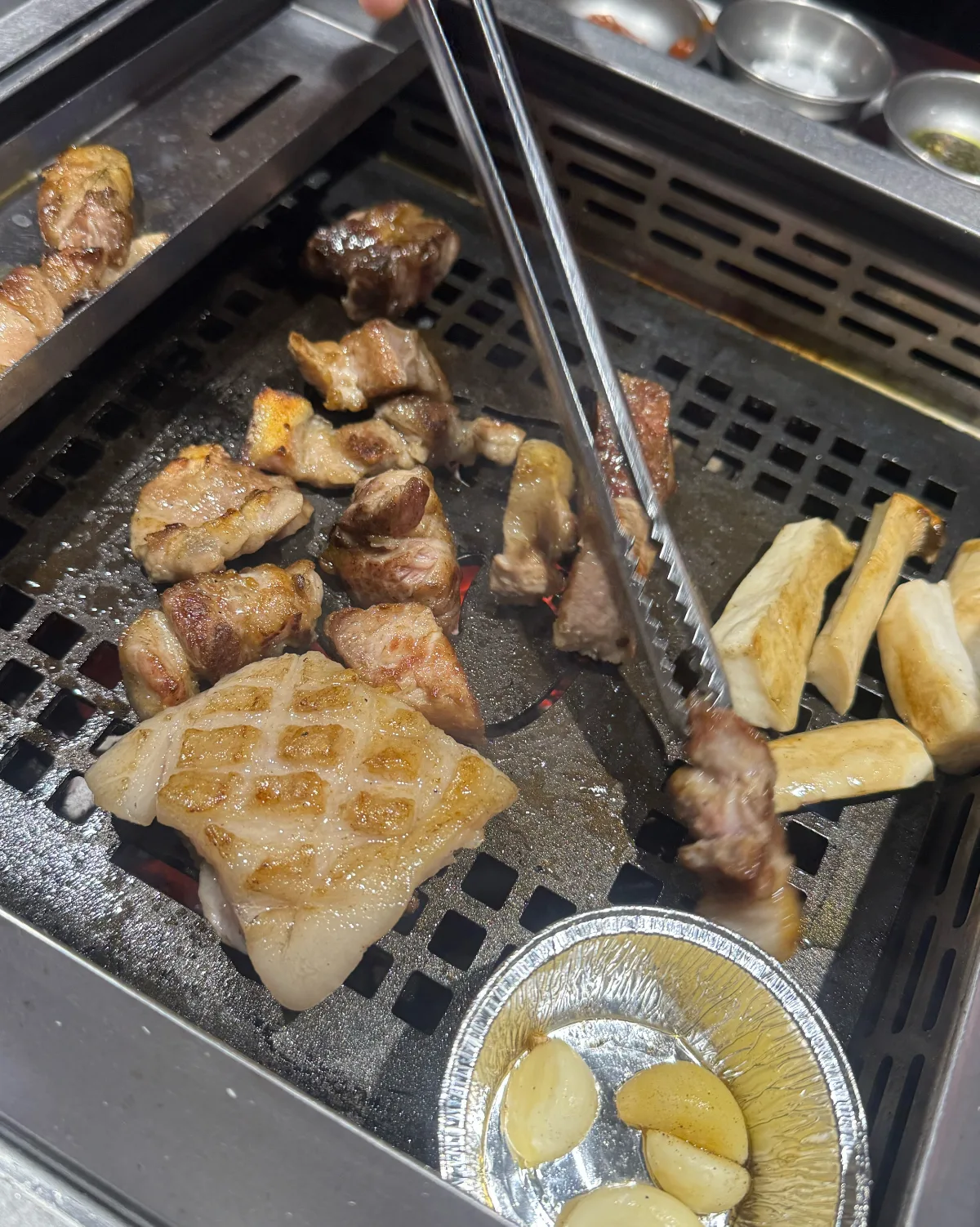 切り込みのある肉と焼き野菜