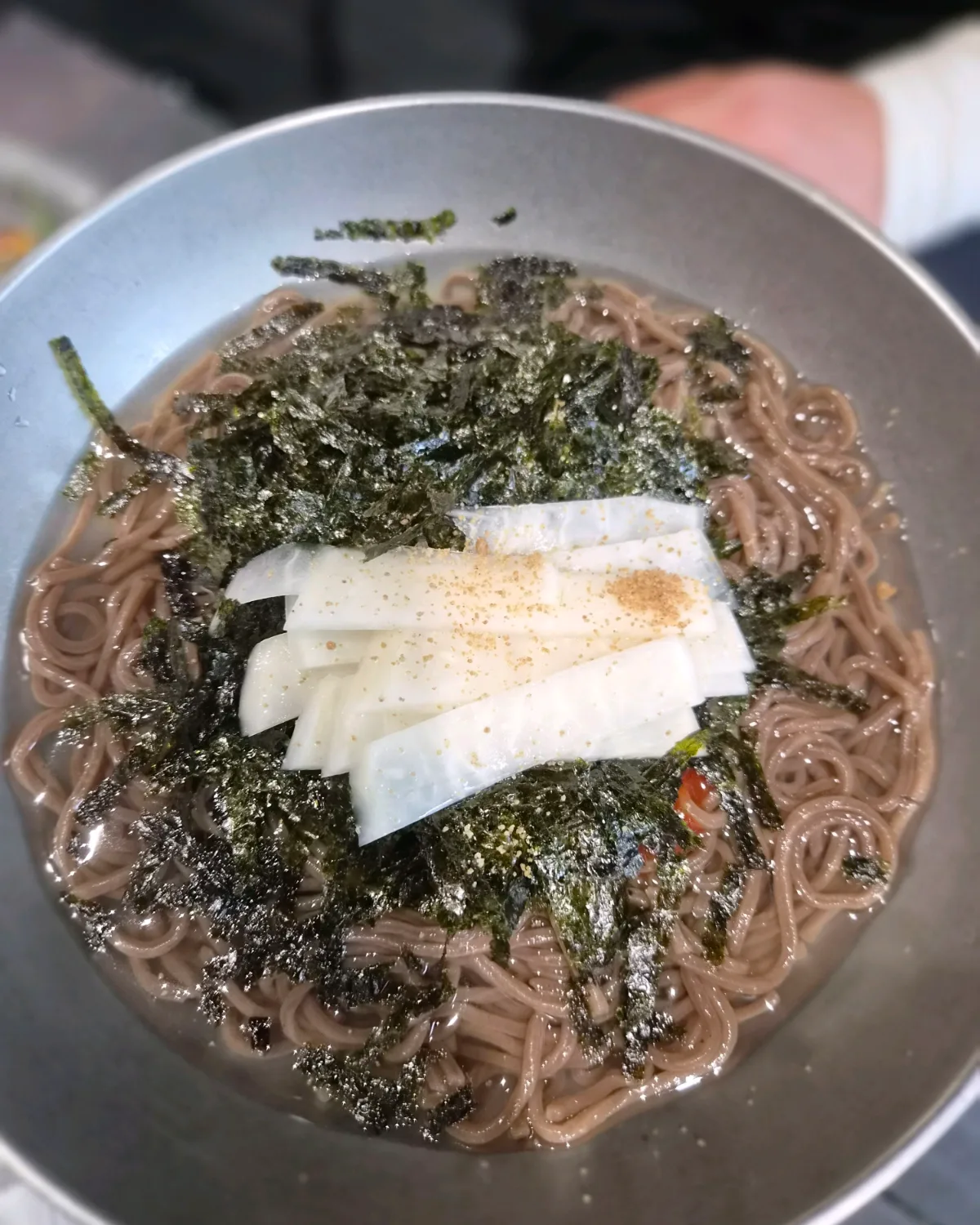刻み海苔と大根をのせたマッククス